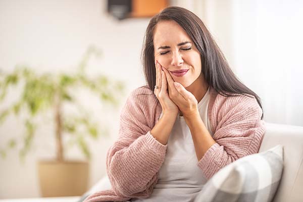 Tooth Extraction FAQ: At What Age Do Wisdom Teeth Come In?